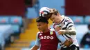 Pertahanan Manchester begitu ketat usai memimpin di babak kedua. Bek Manchester United, Victor Lindelof terus menjaga pergerakan dari Ollie Watkins.(Foto: AFP/Pool/Michael Steele)