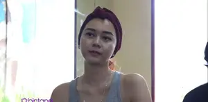 Aura Kasih memiliki banyak kesibukan sehingga membuatnya kurang istirahat dan tidur. Tetapi, ia tidak pernah membatasi makanan yang ia makan. Menurutnya, hal itu yang membuat kesehatannya terjaga.