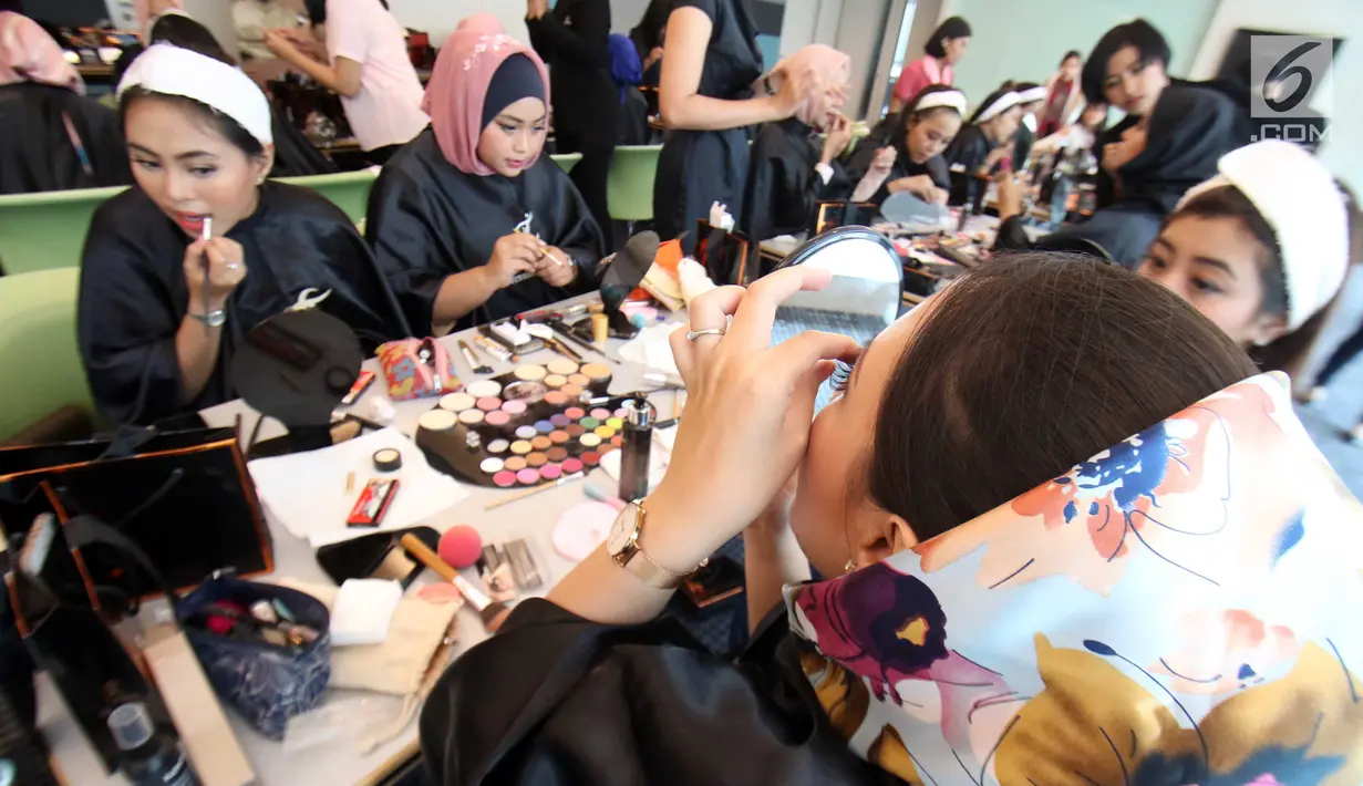 Sejumlah peserta mengikuti Lifestyle Meetup kelas beauty workshop di SCTV Tower, Jakarta, Sabtu (12/8). Dalam acara ini sebanyak 30 peserta belajar merias wajahnya untuk hasil selfie yang sempurna. (Liputan6.com/Helmi Afandi)