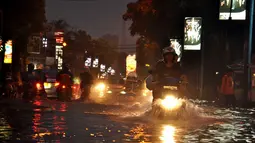 Kawasan Kemang Jakarta Selatan kembali dilanda banjir pada Senin, (11/8/2014). (Liputan6.com/Miftahul Hayat)