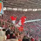 Ribuan suporter Timnas Indonesia memadati Stadion Utama Gelora Bung Karno, Jakarta, Kamis (6/6/2024). (Bola.com/Farrel Hetharia/Magang)