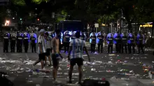 Polisi anti huru hara berjaga-jaga setelah bentrok dengan suporter Argentina setelah perayaan timnas Argentina meraih juara Piala Dunia Qatar 2022 di lingkungan Obelisk di Buenos Aires (20/12/2022). Kerusuhan pecah pukul 20.00 malam. Kericuhan bermula saat petugas hendak membubarkan penggemar yang membobol struktur dan memanjat monumen Obelisk. (AFP/Luis Robayo)