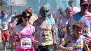 Para peserta berlari dengan dipenuhi bubuk warna-warni saat mengikuti Kyiv Color Run di Kiev, Ukraina, Minggu (10/6). The Color Run diluncurkan dan diselenggarakan pertama kali pada Januari 2012 di Amerika Serikat. (AFP PHOTO/Sergei SUPINSKY)