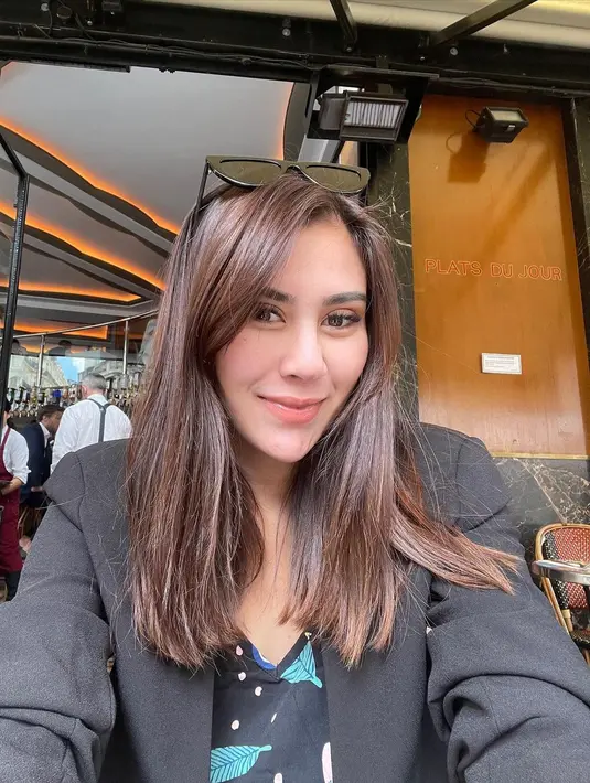 Potret selfie memesona lainnya dari Syahnaz Sadiqah. Memperlihatkan kulitnya yang sehat nan cantik dengan riasan wajah minimalis di bawah sinar matahari langsung. Foto: Instagram.