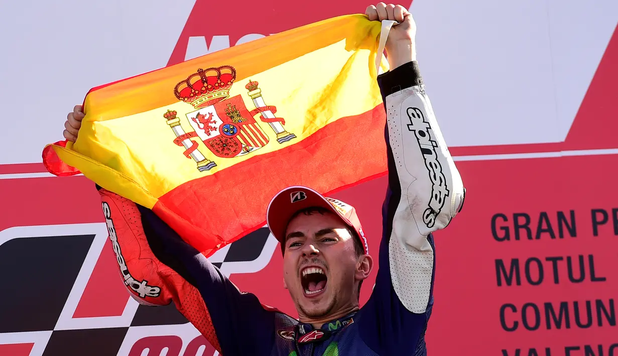 Pebala asal Spanyol Jorge Lorenzo dari tim Movistar Yamaha saat memengkan gelar juara dunia di  Valencia Grand Prix at Ricardo Tormo,Cheste,Valencia. (AFP Photo/Javier Soriano)