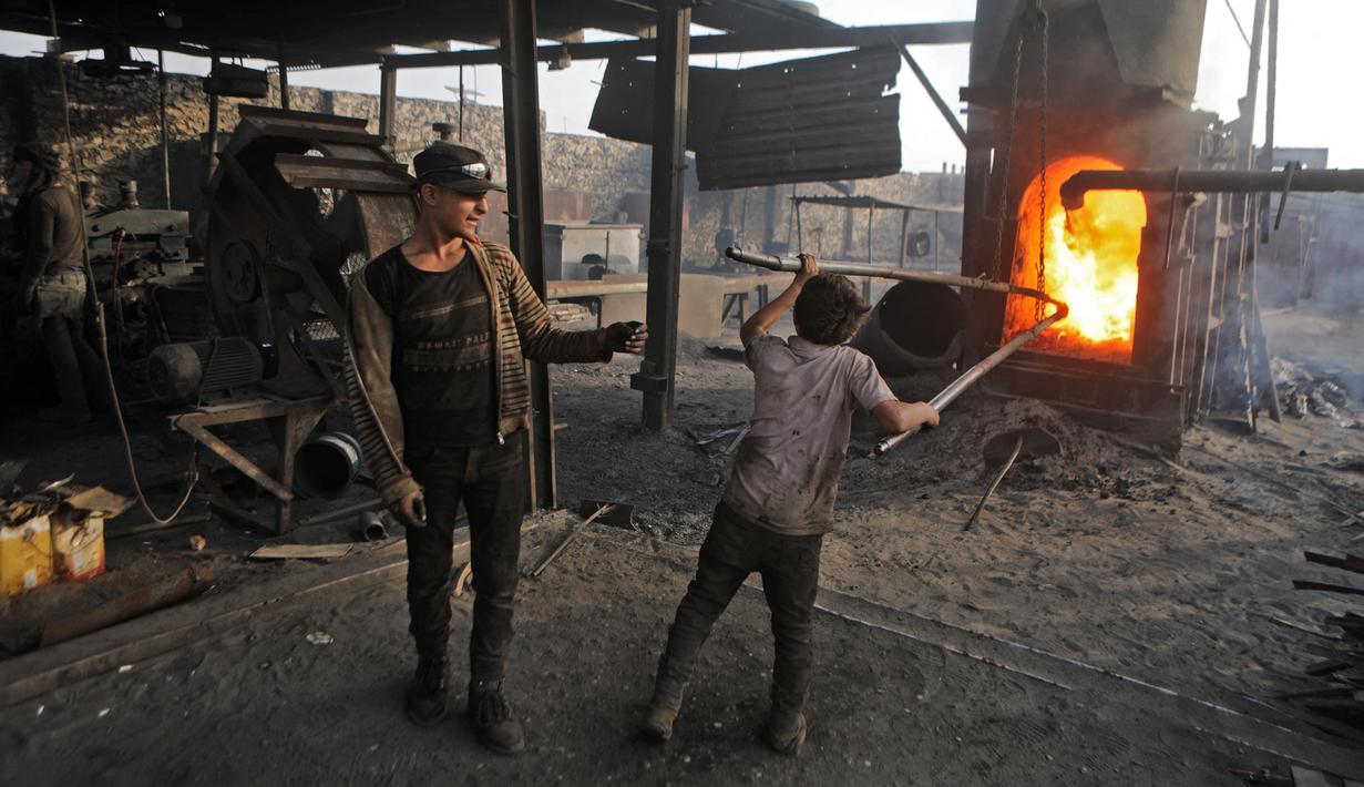 Pemuda Suriah bekerja di tempat pembuangan sampah di utara Kota al-Bab yang dikuasai Turki, Suriah, 18 November 2021. UNICEF memperkirakan bahwa 9 dari 10 anak Suriah hidup dalam kemiskinan. (Bakr ALKASEM/AFP)