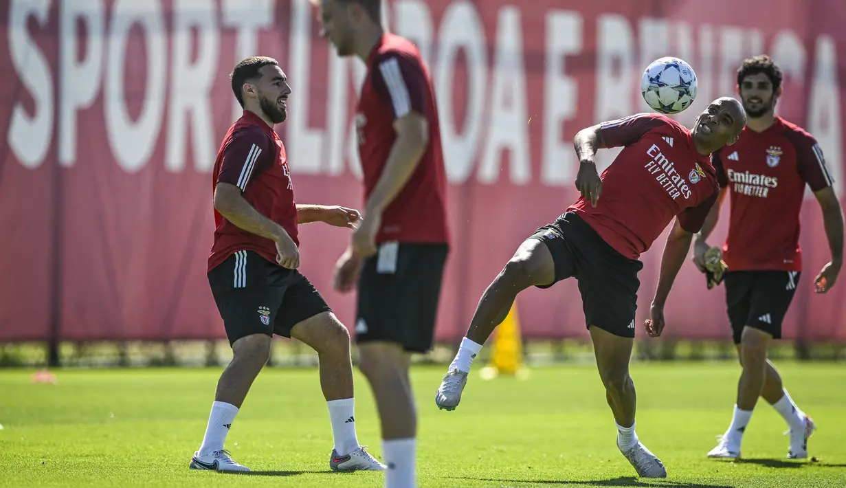 Gelandang Benfica #20 Joao Mario dan gelandang Benfica #10 Orkun Kokcu menghadiri sesi latihan menjelang matchday 1 Grup D Liga Champions 2023/2024, di Benfica Campus, Lisbon, Selasa (19/9/2023). (Patricia DE MELO MOREIRA / AFP)