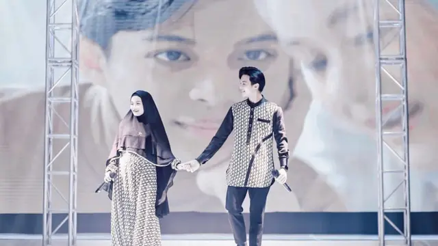 7 Gaya Dinda Hauw dan Rey Mbayang Pakai Baju Couple, Serasi Banget