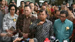 Wapres Jusuf Kalla memberi keterangan ke awak media usai membuka perdagangan saham 2017, Jakarta, Selasa (3/1). Peresmian dihadiri oleh Gubernur BI, Agus Martowardojo, Ketua BKPM, Thomas Lembang, Dirut PT BEI, Tito Sulistio. (Liputan6.com/Angga Yuniar)