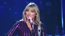 Wanita kelahiran 13 Desember 1989 ini mengenakan jumpsuit berwarna ungu sambil memainkan gitar saat menyanyikan lagu-lagu hits-nya. (Liputan6.com/IG/@taylorswift)