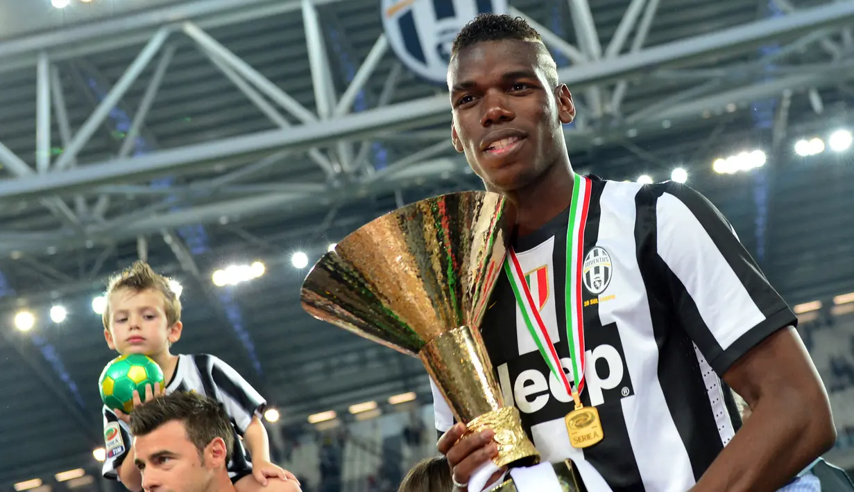 Paul Pogba. Gelandang berusia 29 tahun yang kini kembali membela Juventus usai meninggalkan Manchester United pada awal musim 2022/2023 ini menjadi satu-satunya pemain dalam daftar yang masih aktif bermain dan berpeluang menambah koleksi raihan gelar scudettonya yang kini telah mencapai 4 gelar. Empat musim membela Juventus mulai 2012/2013 hingga 2015/2016 selalu diakhirinya dengan raihan gelar scudetto Liga Italia. (AFP/Giuseppe Cacace)