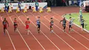 Sprinter Indonesia, Lalu Muhammad Zohri (kedua kiri) saat lari nomor 100 meter putra pada final atletik Asian Games 2018 di Stadion Utama GBK, Jakarta (26/8). Muhammad Zohri mencatatkan waktu 10,20 detik. (Liputan6.com/Fery Pradolo)
