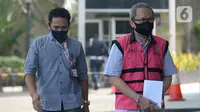 Mantan Dirut PT Danareksa Sekurita, Marciano Herdondrie Herman berjalan masuk akan menjalani pemeriksaan oleh tim penyidik dari Kejaksaan Agung di Gedung KPK, Jakarta, Kamis (25/6/2020). (merdeka.com/Dwi Narwoko)