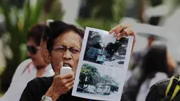 Pengembalian tanda jasa tersebut sebagai bentuk kekecewaan terhadap putusan PTUN Semarang dan tindakan pengosongan rumah yang telah dihuni lebih dari 30 tahun di Jalan Pandean Lamper I No: 45 Semarang, Selasa (9/12/2014). (Liputan6.com/Faizal Fanani)