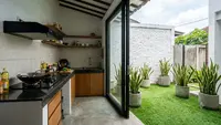 8 Desain Dapur dengan Taman Kering yang Mudah Dirawat, Inspirasi Rumah Tropis Modern