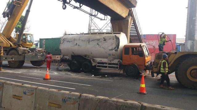 Sebuah truk tangki mengalami kecelakaan tunggal di Km 27 Jalan Tol Jakarta-Cikampek (Japek) arah Cikampek pada Jumat (6/9/2019) pukul 01.00 WIB.