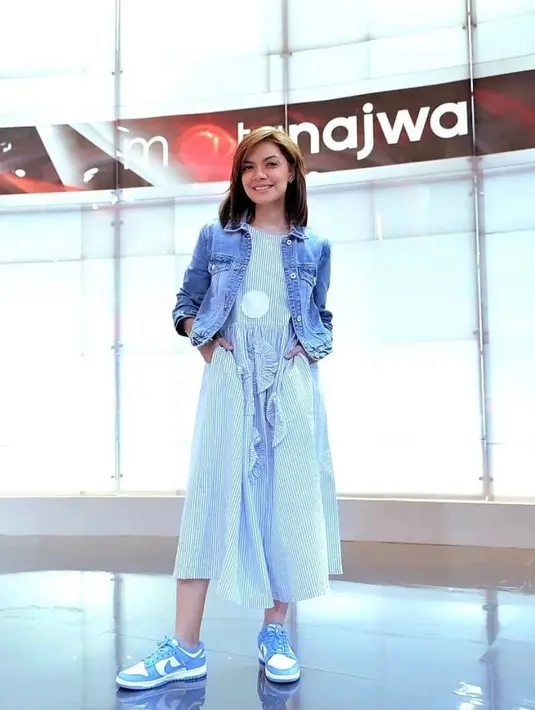 Denim jacket dan dress bermotif garis-garis dengan warna yang senada adalah padu padan yang tepat untukmu. (instagram/najwashihab)