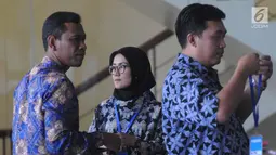Bupati Lebak Iti Octavia Jayabaya (tengah) saat mendatangi Gedung KPK di Jakarta, Kamis (15/11). Iti berkonsultasi mengenai pencegahan korupsi di Lebak. (Merdeka.com/Dwi Narwoko)