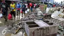 Sebuah lemari dan perabotan rumah tangga menumpuk di pinggir jalan usai banjir menggenangi komplek Pondok Gede Permai Jatiasih, Bekasi, Jumat (22/04). (Liputan6.com/Fery Pradolo)