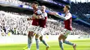 Pemain Aston Villa Ollie Watkins (kiri) melakukan selebrasi usai mencetak gol ke gawang Tottenham Hotspur pada pertandingan sepak bola Liga Inggris di Stadion Tottenham Hotspur, London, Inggris, Minggu (3/10/2021). Tottenham Hotspur menang 2-1. (AP Photo/Ian Walton)