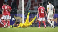 Kiper Timnas Indonesia U-19, Cahya Supriadi berusaha menghalau bola saat matchday ketiga Grup A Piala AFF U-19 2022 antara Timnas Indonesia U-19 melawan Timnas Thailand U-19 di Stadion Patriot Candrabhaga, Bekasi, Jawa Barat, Rabu (06/07/2022). (Bola.com/Bagaskara Lazuardi)