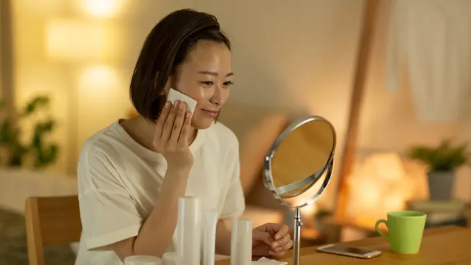 Bahaya! Ini yang Akan Terjadi Jika Kamu Tidak Membersihkan Makeup di Malam Hari