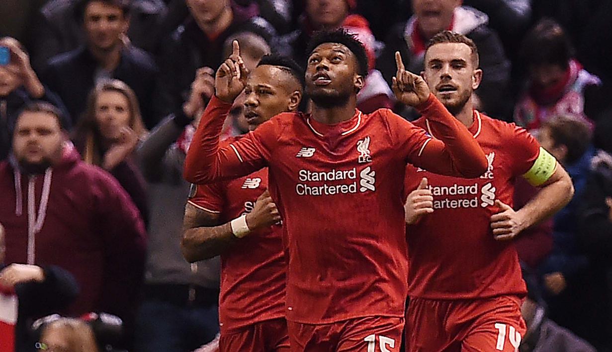 Daniel Sturridge (tengah) mencetak satu gol saat Liverpool menghalahkan Manchester United 2-0  pada leg pertama 16 besar liga Europa di  Stadion Anfield, Liverpool, Jumat (11/3/2016) dini hari WIB. (AFP/Paul Ellis)