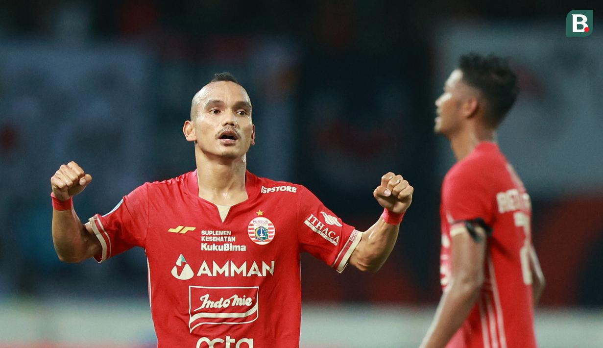 Selebrasi pemain Persija Jakarta, Riko Simanjuntak setelah mencetak gol ke gawang Persib Bandung dalam dalam laga tunda pekan ke-28 BRI Liga 1 2022/2023 yang berlangsung di Stadion Patriot Candrabhaga, Jumat (31/3/2023). (Bola.com/M Iqbal Ichsan)