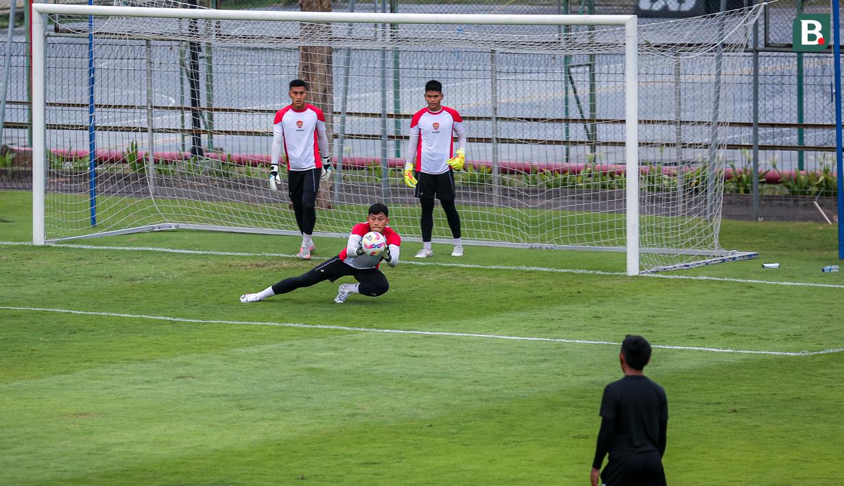 <p>Kiper Timnas Indonesia U-20, Ikram Al Giffari (tengah) menangkap bola saat latihan resmi menjelang Kualifikasi Piala Asia U-20 2025 yang berlangsung di Lapangan A, Stadion Utama Gelora Bung Karno (SUGBK), Senayan, Jakarta, Selasa (24/09/2024). (Bola.com/Bagaskara Lazuardi)</p>