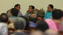 Wakil Presiden, Jusuf Kalla (tengah) berbincang dengan Menkominfo Rudiantara jelang peluncuran Jaringan Wartawan Anti Hoax di Jakarta, Jumat (28/4). Wapres JK juga menyaksikan pemberian penghargaan HPN 2017. (Liputan6.com/Helmi Fithriansyah)