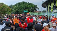 Kelompok suporter Persija, The Jakmania berkumpul di kompleks Stadion Patriot Candrabhaga, Bekasi untuk menyaksikan tim kesayangannya beruji coba melawan Sabah FC, Minggu (5/6/2022) sore. (Bola.com/Muhammad Adiyaksa)