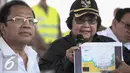 Menteri LHK,  Siti Nurbaya memberikan paparan saat meninjau langsung pulau hasil reklamasi di pantai utara Jakarta, Rabu (4/5). Reklamasi dilakukan pengembang PT Kapuk Naga Indah (KNI). (Liputan6.com/Faizal Fanani)