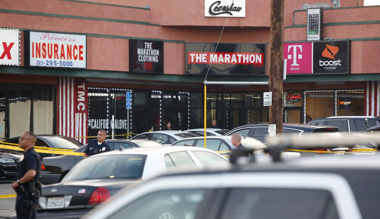 Aparat kepolisian berjaga di luar toko pakaian Marathon Clothing setelah insiden penembakan rapper kenamaan Nipsey Husle di Los Angeles, Minggu (31/3). Rapper yang masuk nominasi Grammy Awards 2019 itu sempat dilarikan ke rumah sakit, tetapi nyawanya tidak bisa diselamatkan. (AP/Damian Dovarganes)