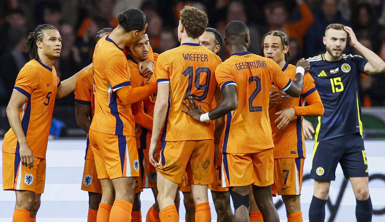 Para pemain Belanda merayakan gol yang dicetak oleh Tijjani Reijnders ke gawang Skotlandia pada laga persahabatan di Johan Cruijff Arena, Sabtu (23/3/2024). Tijjani Reijnders saat ini bermain untuk klub Serie A, AC Milan.  (AFP/Koen van Weel)