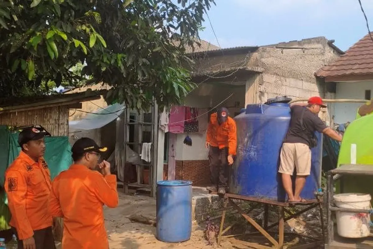 Distribusi air bersih di Kota Tangerang Selatan. (Liputan6.com/Pramita)