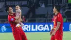 Setelah pertandingan Persija Jakarta vs Persik Kediri, Rizky Ridho dan Witan Sulaeman terlihat menghabiskan waktu bersama anak-anak, menciptakan momen yang hangat dan menyenangkan. (Bola.com/M Iqbal Ichsan)