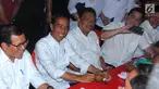 Capres nomor urut 01 Joko Widodo atau Jokowi, Politikus PDIP Pramono Anung, Gubernur Sulut Olly Dondokambey dan Ketua TKN Erick Thohir saat ngopi di Jalan Roda, Manado, Minggu (31/3). Sebelum menikmati kopi jokowi hadiri acara silaturahmi pengurus KGM dan PGI. (Liputan6.com/Angga Yuniar)