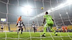 Striker Juventus, Cristiano Ronaldo, mencetak gol ke gawang Parma pada laga Liga Italia di Stadion Ennio Tardini, Minggu (20/12/2020). Juventus menang dengan skor 4-0. (Massimo Paolone/LaPresse via AP)