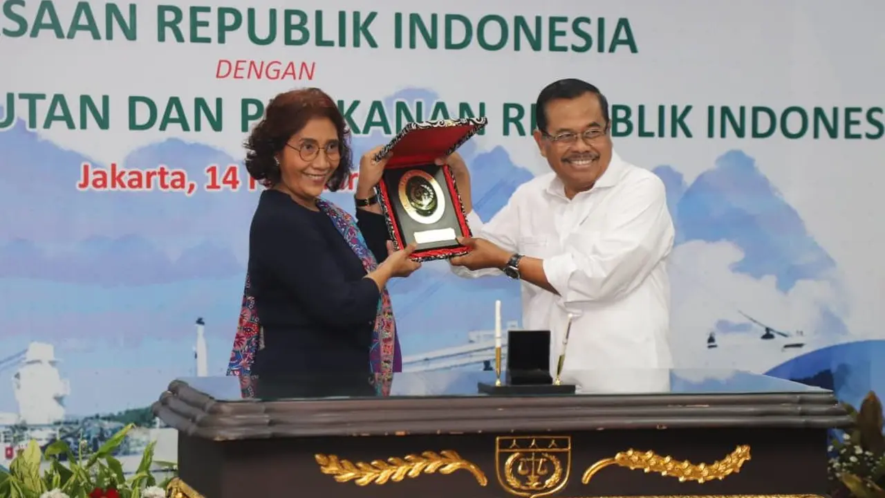 Menteri Kelautan dan Perikanan Susi Pudjiastuti dan Jaksa Agung M. Prasetyo menandatangani berita acara serah terima Kapal MV. Silver Sea 2, Kamis (14/2/2019).