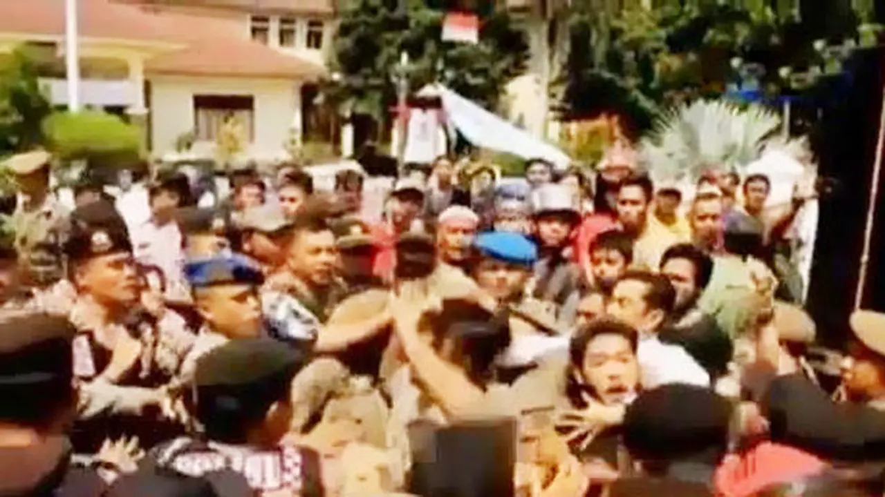 Kilas Indonesia: Satpol PP Cirebon Adu Jotos dengan Pedagang