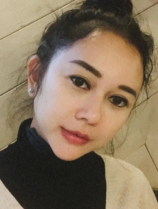 Setelah gagal menjalin hubungan rumah tangga dengan Eryck Amaral, kini Aura Kasih pun tak ingin terburu-buru. Ia pun lebih menyerahkan segalanya kepada sang pencipta untuk memohon yang terbaik. (Instagram/aurakasih)