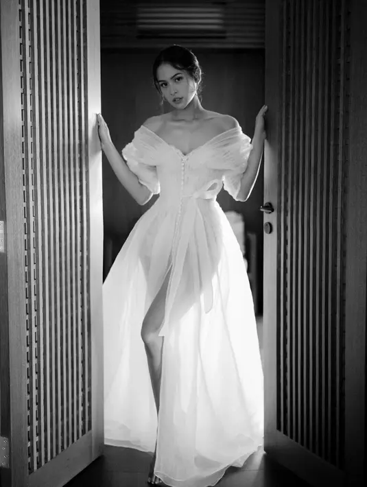 Bridal robe seindah gaun pengantin ini begitu ikonis dengan bodysuit renda dan jubah pleats bervolume yang super cantik. [@hiantjen]