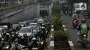 Kendaraan terjebak kemacetan saat melintasi Underpass Pasar Minggu, Jakarta, Kamis (12/3/2020). Kemacetan yang terjadi di Underpass Pasar Minggu imbas dari pembangunan Flyover Poltangan. (merdeka.com/Iqbal Nugroho)