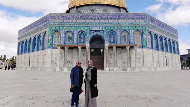 Maia Estianty temani Irwan Mussry kondangan di Yarussalem