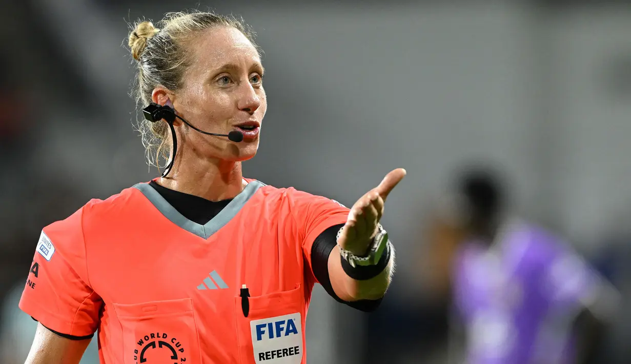 Wasit utama Tori Penso saat memimpin laga Grup H Piala Dunia Antarklub 2025 antara Al Ain melawan Juventus di Audi Field, Washington, Amerika Serikat, Kamis (19/06/2025). (AFP/Roberto Schmidt)