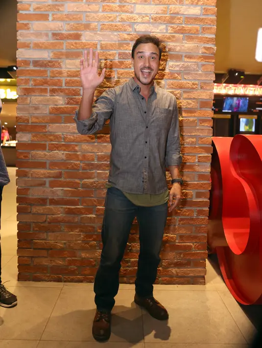 Dalam film berjudul Trinity, The Nekad Traveler Hamish Daud memerankan tokoh Paul. Film yang diangkat dari buku yang ditulis Trinity saat melakukan perjalanan ke beberapa tempat wisata di beberapa negara. (Nurwahyunan/Bintang.com)