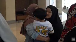 Djalu, putra sulung Irfan Hakim juga menangis kencang saat melepas kakaknya. Tak ada lagi teman bermain dan berantem di rumah selama tiga tahun. (Foto: YouTube)