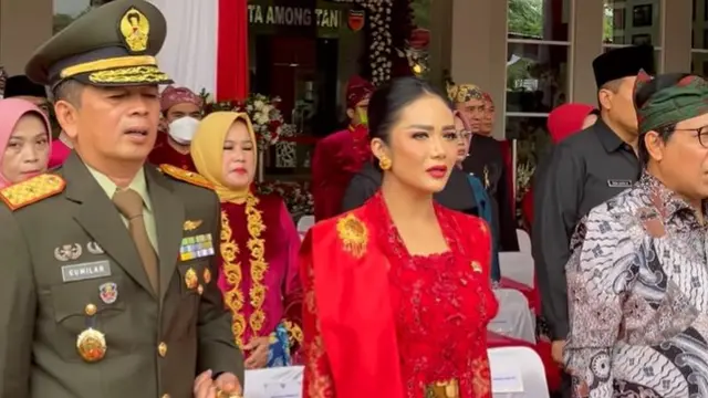 Krisdayanti berkebaya merah (Instagram/krisdayantilemos)