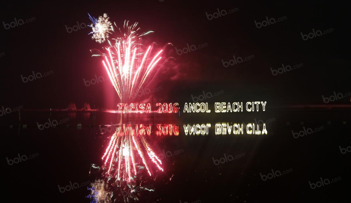 Kembang Api menandakan penutupan Tafisa Games 2016 di Ancol Beach, Jakarta, Selasa (11/10/2016). (Bola.com/Nicklas Hanoatubun)
