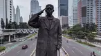 Foto udara memperlihatkan patung pahlawan nasional Jenderal Sudirman di tengah jalan yang biasanya ramai di Jakarta pada 1 Mei 2022, setelah orang-orang kembali ke kampung halaman untuk merayakan Idul Fitri yang menandai berakhirnya bulan suci Ramadhan. (AFP/Bay Ismoyo)
